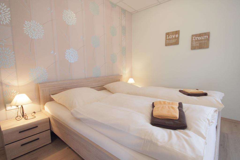 Gasthof Und Hotel Roter Hirsch Claußnitz Habitación foto